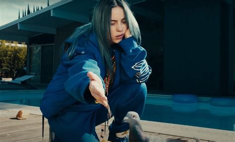 billie eilish traje de baño|Así responde Billie Eilish a quienes la critican en traje。